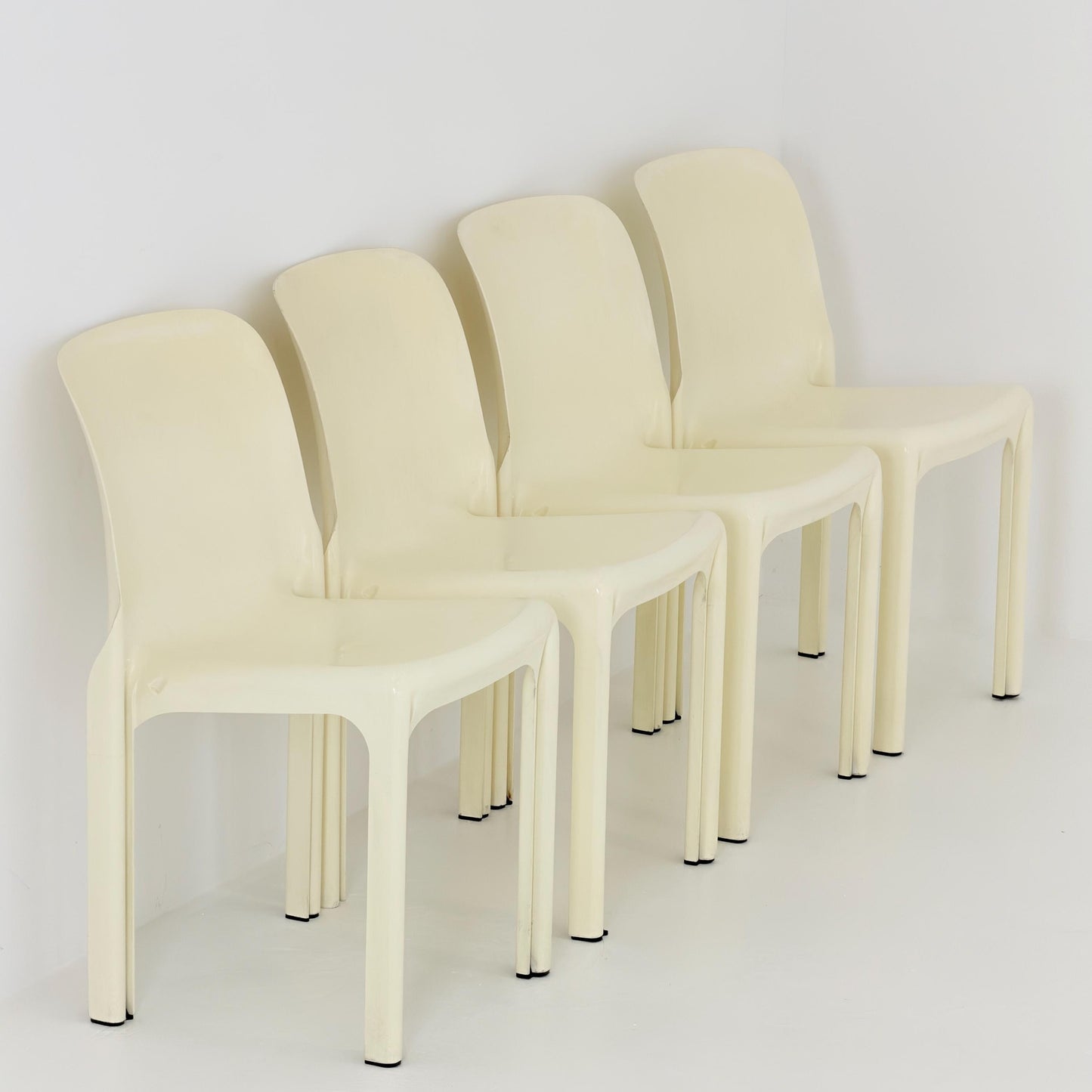 Set of 4 Rare Selene Chairs by Vico Magistretti for Artemide Milano, Italy 1969, Space Age Fiberglass Chairs, Cream White