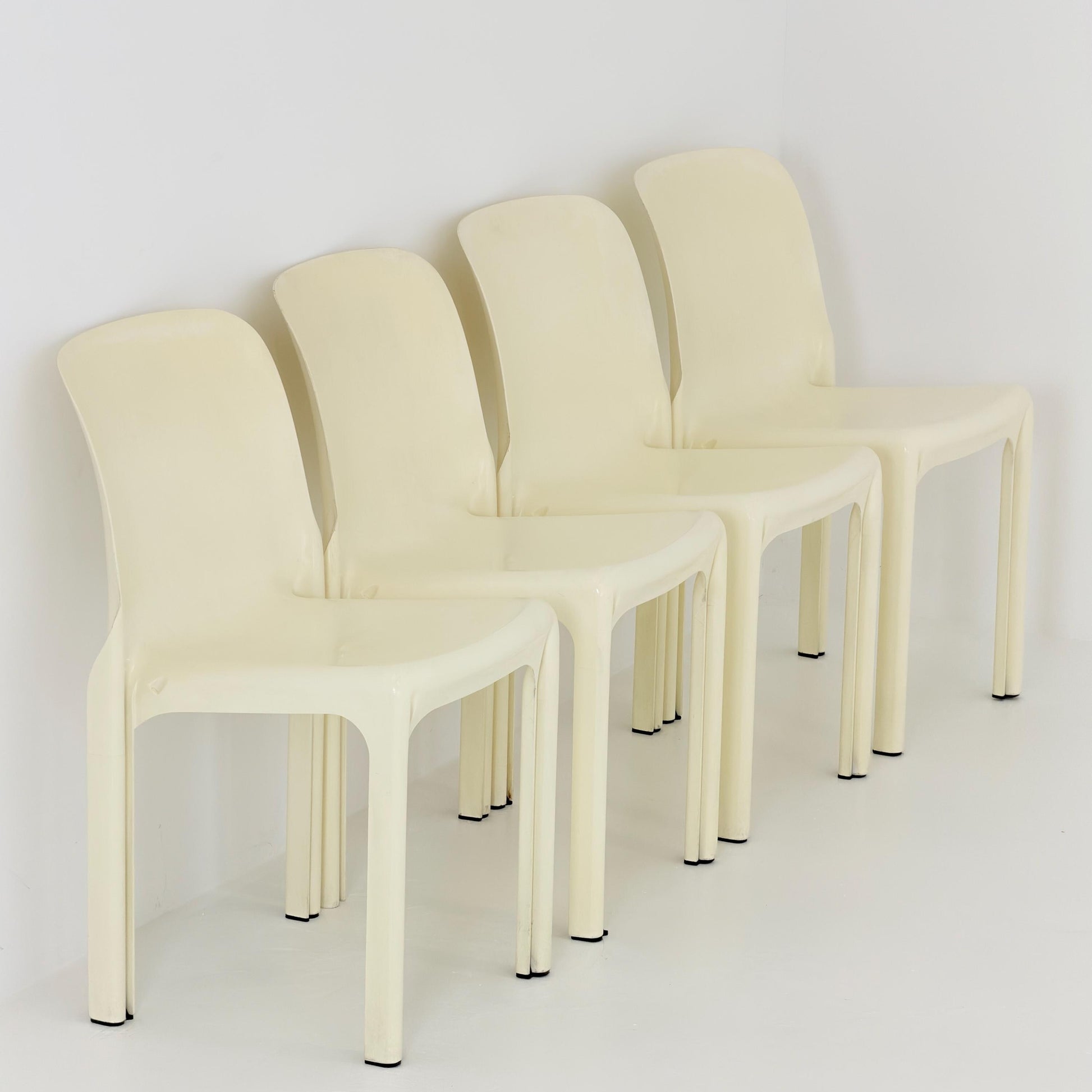 Set of 4 Rare Selene Chairs by Vico Magistretti for Artemide Milano, Italy 1969, Space Age Fiberglass Chairs, Cream White