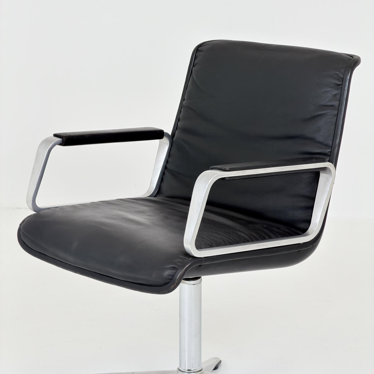 1 of 2 Mid-Century Program 2000 Executive Armchair by Delta Design for Wilkhahn, 1970s Germany