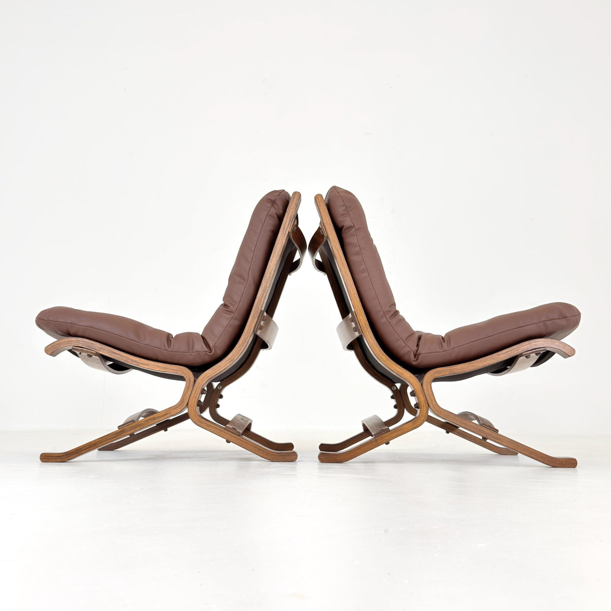 1 of 2 Mid Century Ingmar Relling Siesta Lounge Chair, Westnofa Norway, 1970s, Tufted Brown Leather & Bentwood Frame