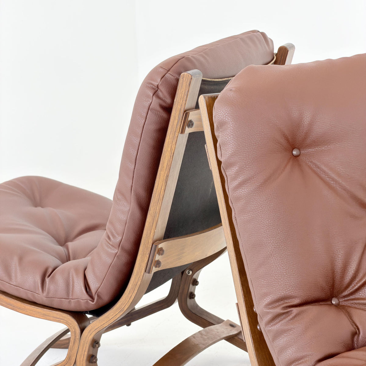 1 of 2 Mid Century Ingmar Relling Siesta Lounge Chair, Westnofa Norway, 1970s, Tufted Brown Leather & Bentwood Frame