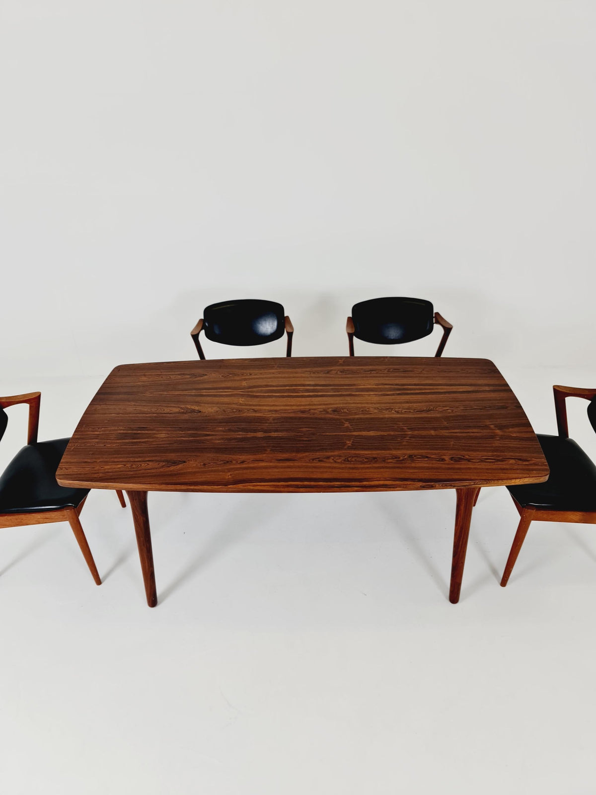 Danish Henning Kjaernulf Rosewood table with two extension leaves, Denmark 1960s