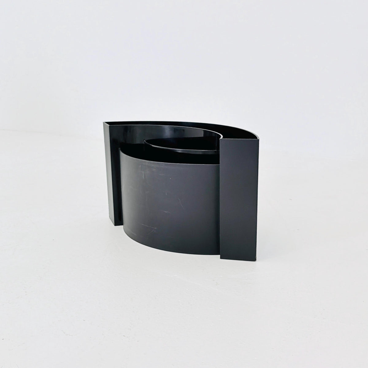 Mid Century Space Age Wave Magazine Rack by Maier Aichen for Authentics, Black, Italy, 1990s