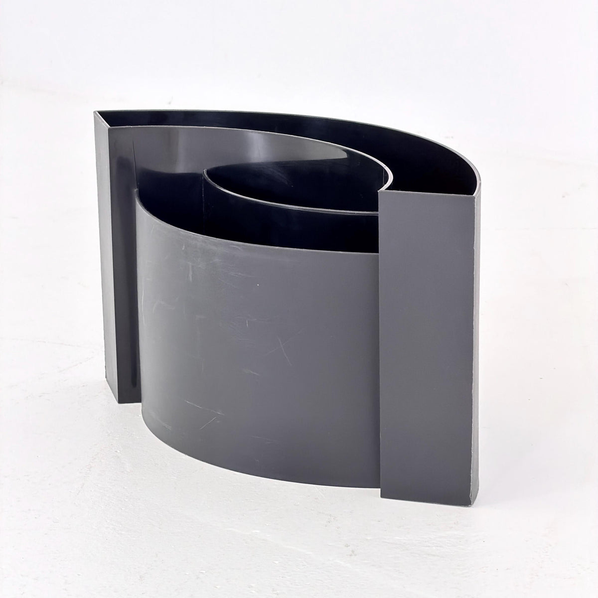 Mid Century Space Age Wave Magazine Rack by Maier Aichen for Authentics, Black, Italy, 1990s