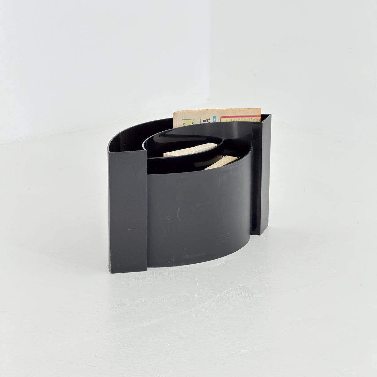 Mid Century Space Age Wave Magazine Rack by Maier Aichen for Authentics, Black, Italy, 1990s