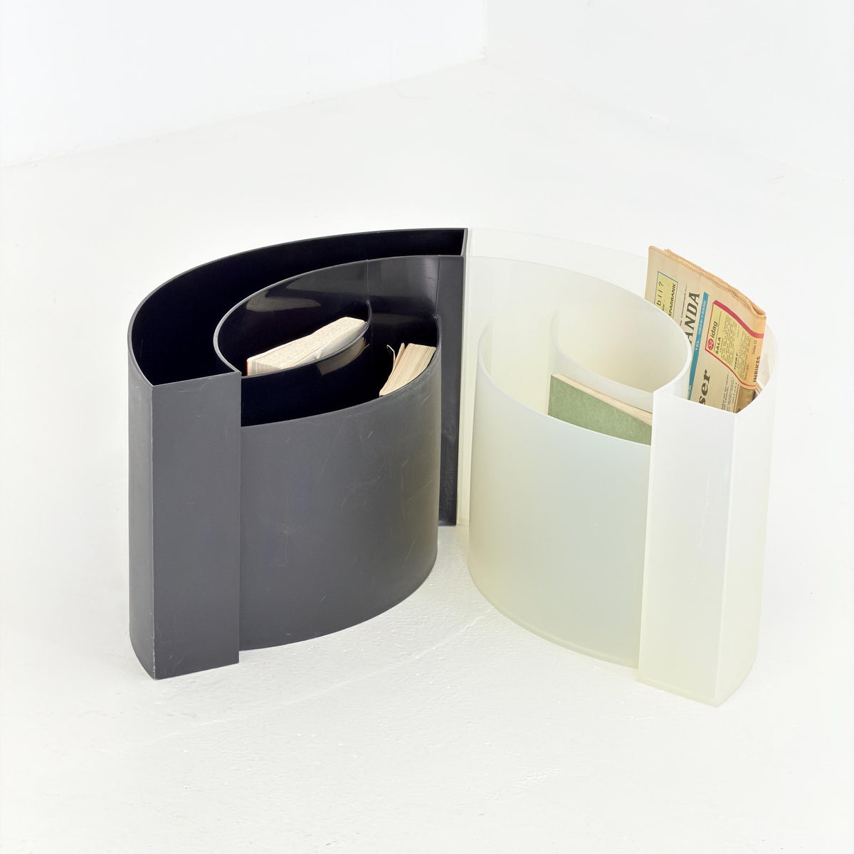 Mid Century Space Age Wave Magazine Rack by Maier Aichen for Authentics, Italy, 1990s