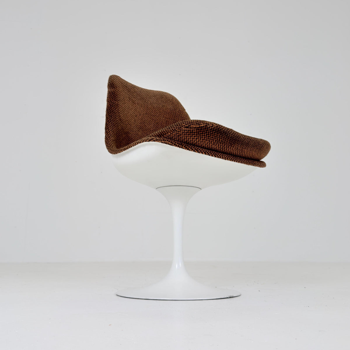 Classic Tulip dining chairs designed by Eero Saarinen for Knoll International 1970s
