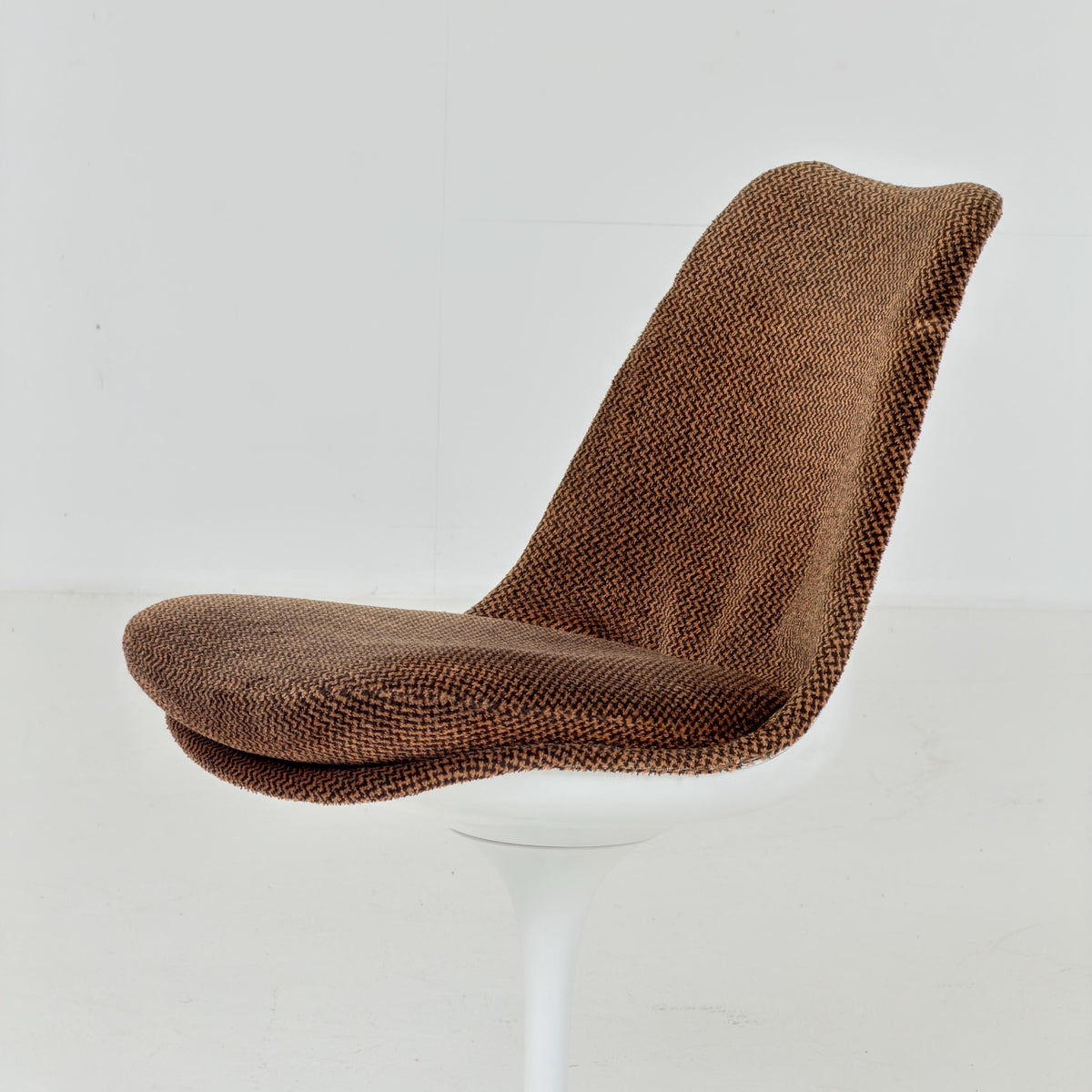 Classic Tulip dining chairs designed by Eero Saarinen for Knoll International 1970s
