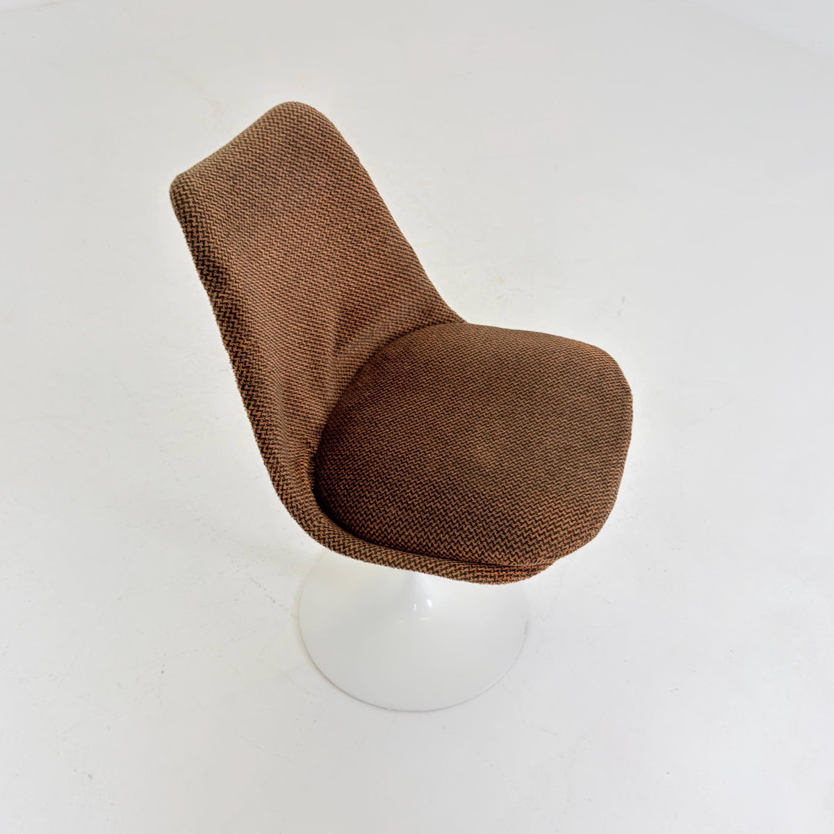 Classic Tulip dining chairs designed by Eero Saarinen for Knoll International 1970s