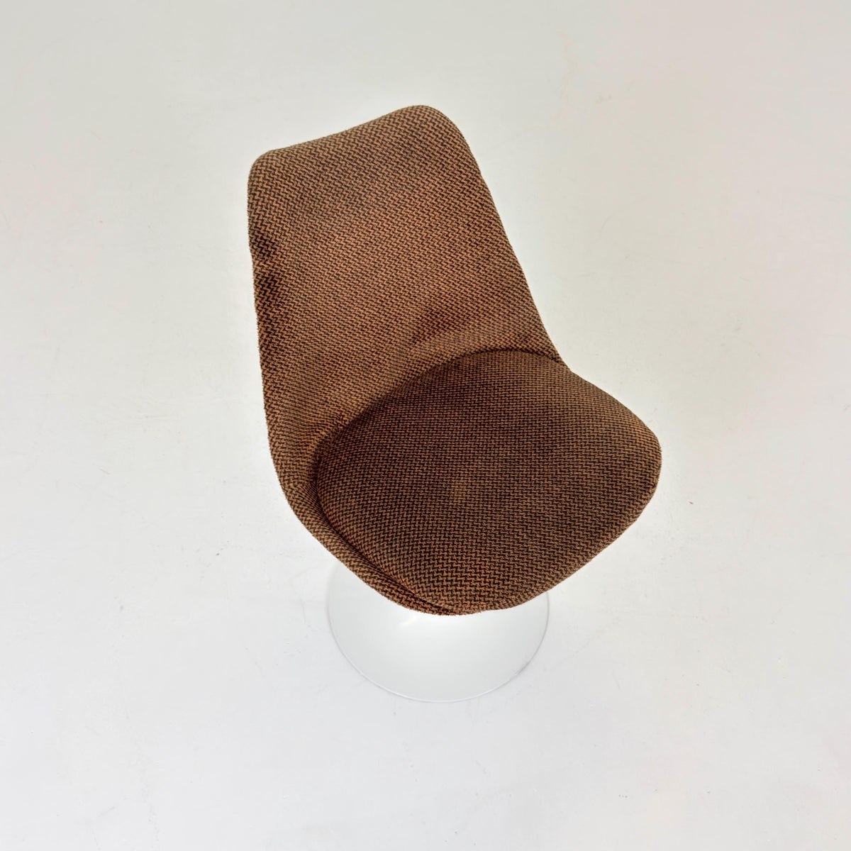 Classic Tulip dining chairs designed by Eero Saarinen for Knoll International 1970s