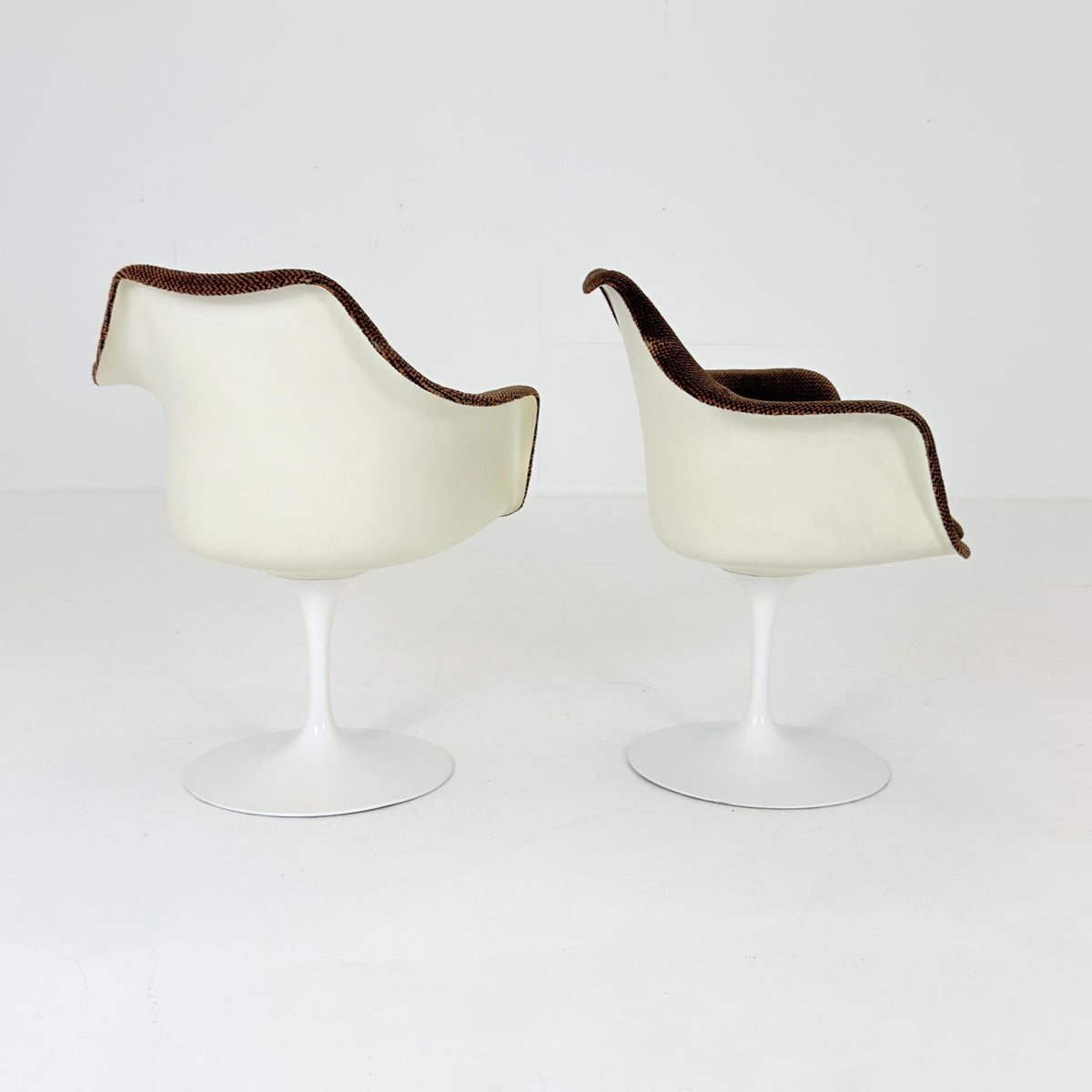 Classic Tulip dining chairs designed by Eero Saarinen for Knoll International 1970s