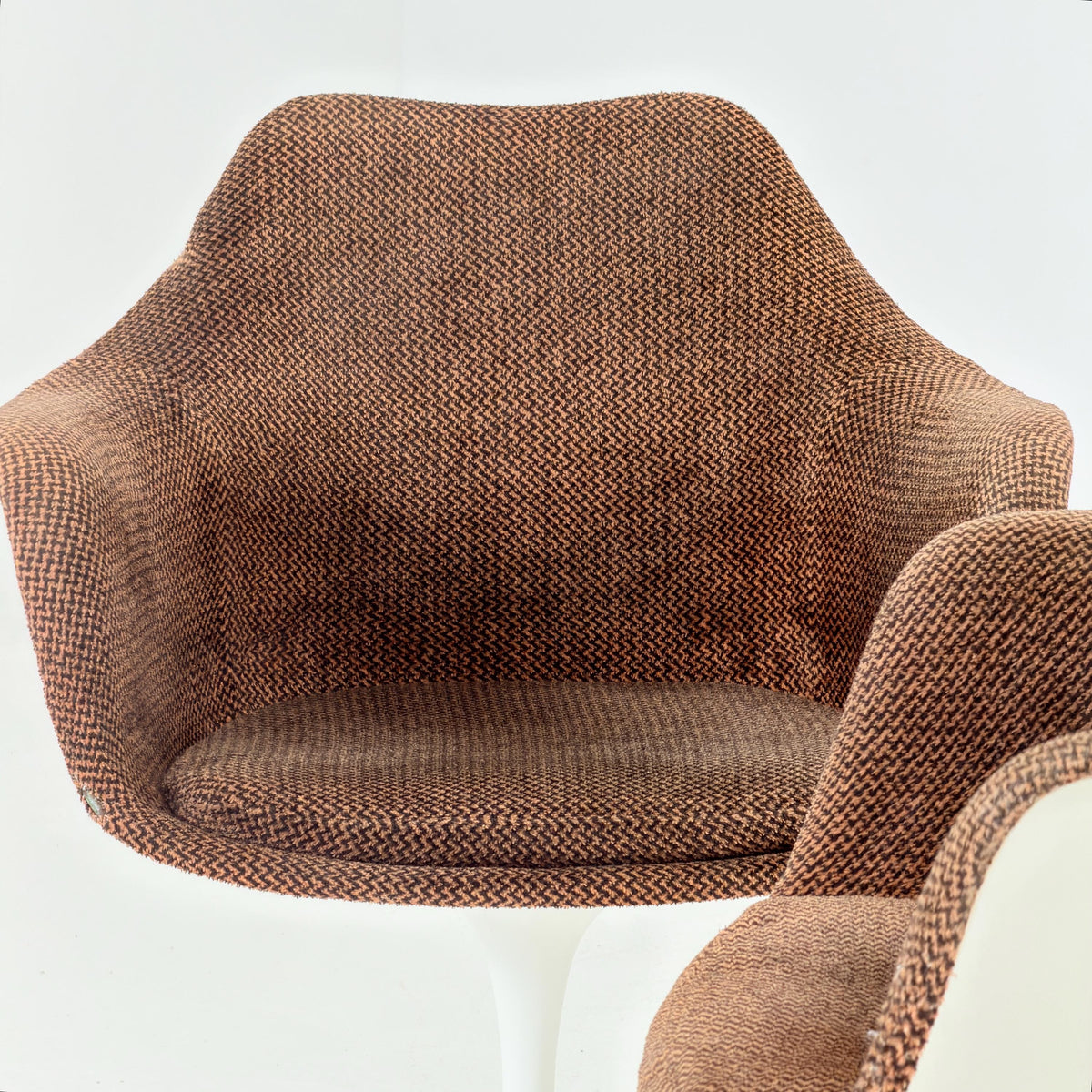 Classic Tulip dining chairs designed by Eero Saarinen for Knoll International 1970s