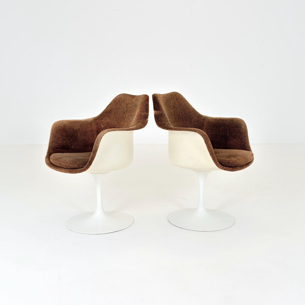 Classic Tulip dining chairs designed by Eero Saarinen for Knoll International 1970s