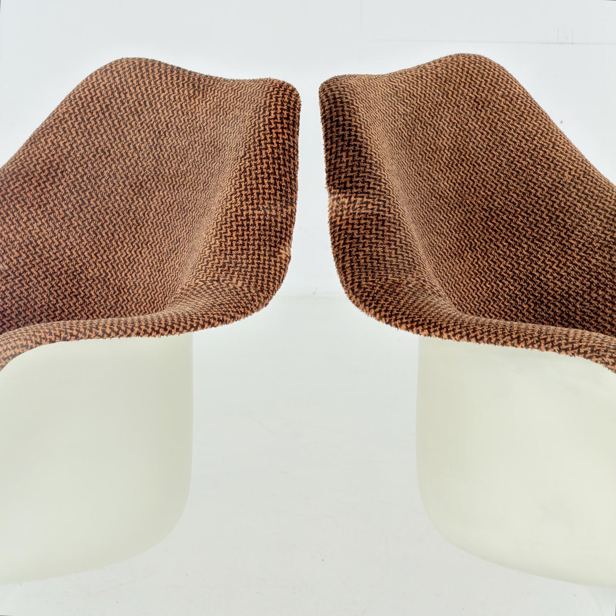 Classic Tulip dining chairs designed by Eero Saarinen for Knoll International 1970s