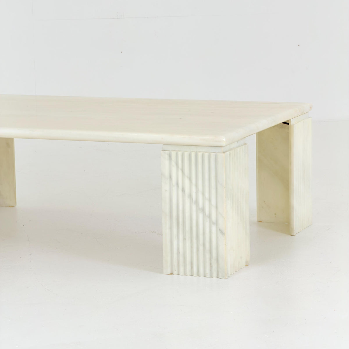 Mid century Modern White Marble Coffee Table Attributed to Carlo Scarpa, 1970s Italy, Sculptural Design