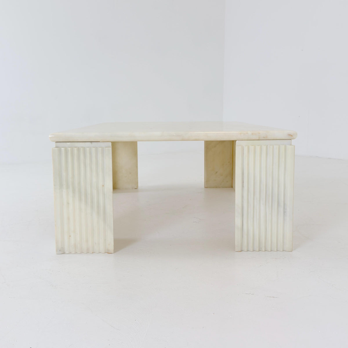 Mid century Modern White Marble Coffee Table Attributed to Carlo Scarpa, 1970s Italy, Sculptural Design