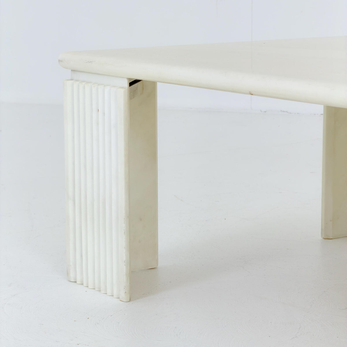Mid century Modern White Marble Coffee Table Attributed to Carlo Scarpa, 1970s Italy, Sculptural Design