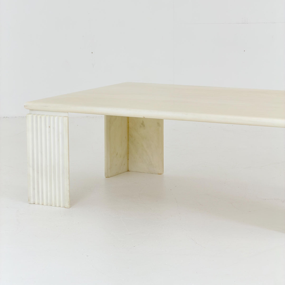 Mid century Modern White Marble Coffee Table Attributed to Carlo Scarpa, 1970s Italy, Sculptural Design