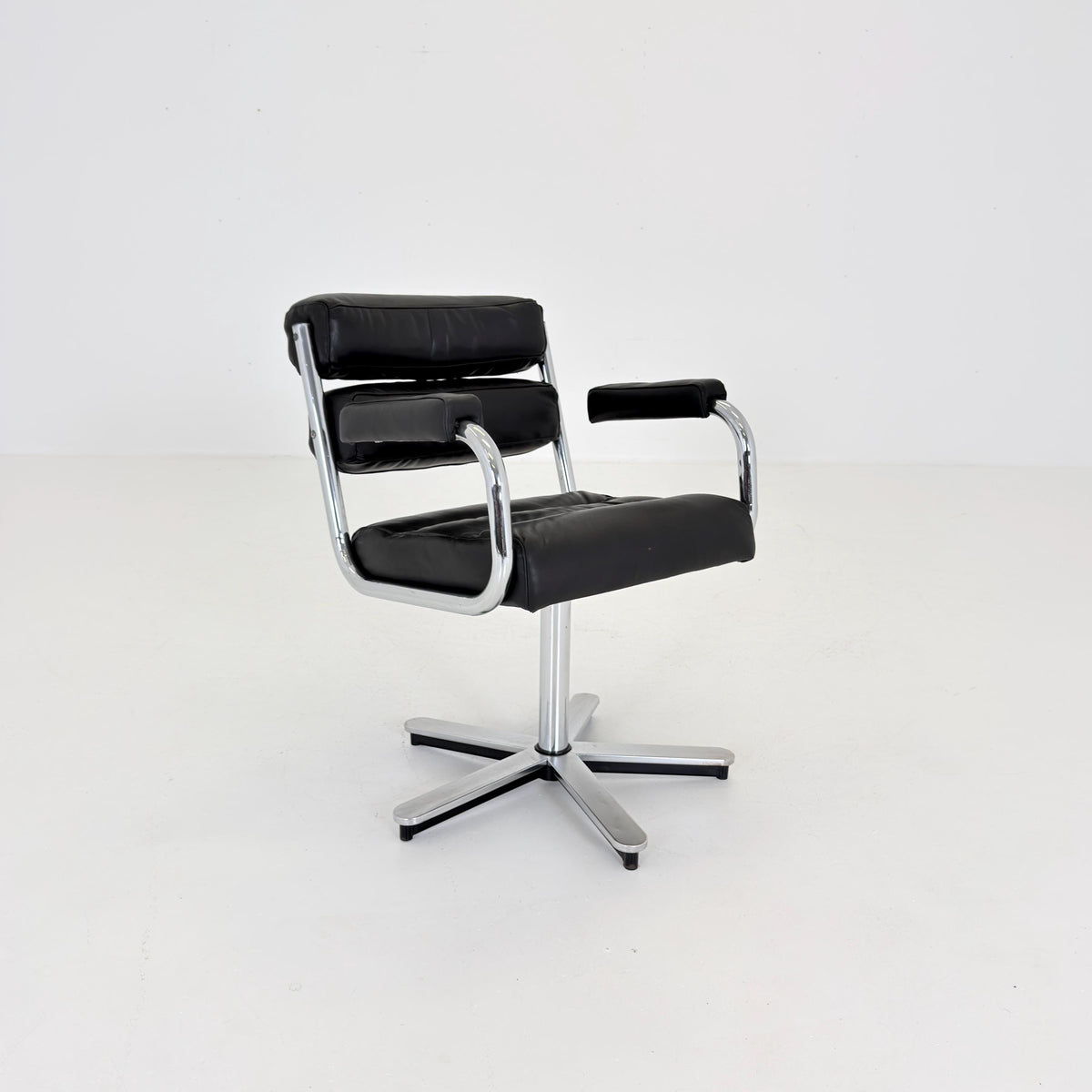 Mid-Century Bauhaus Executive Swivel Armchair | black Leather | Italy 1980s