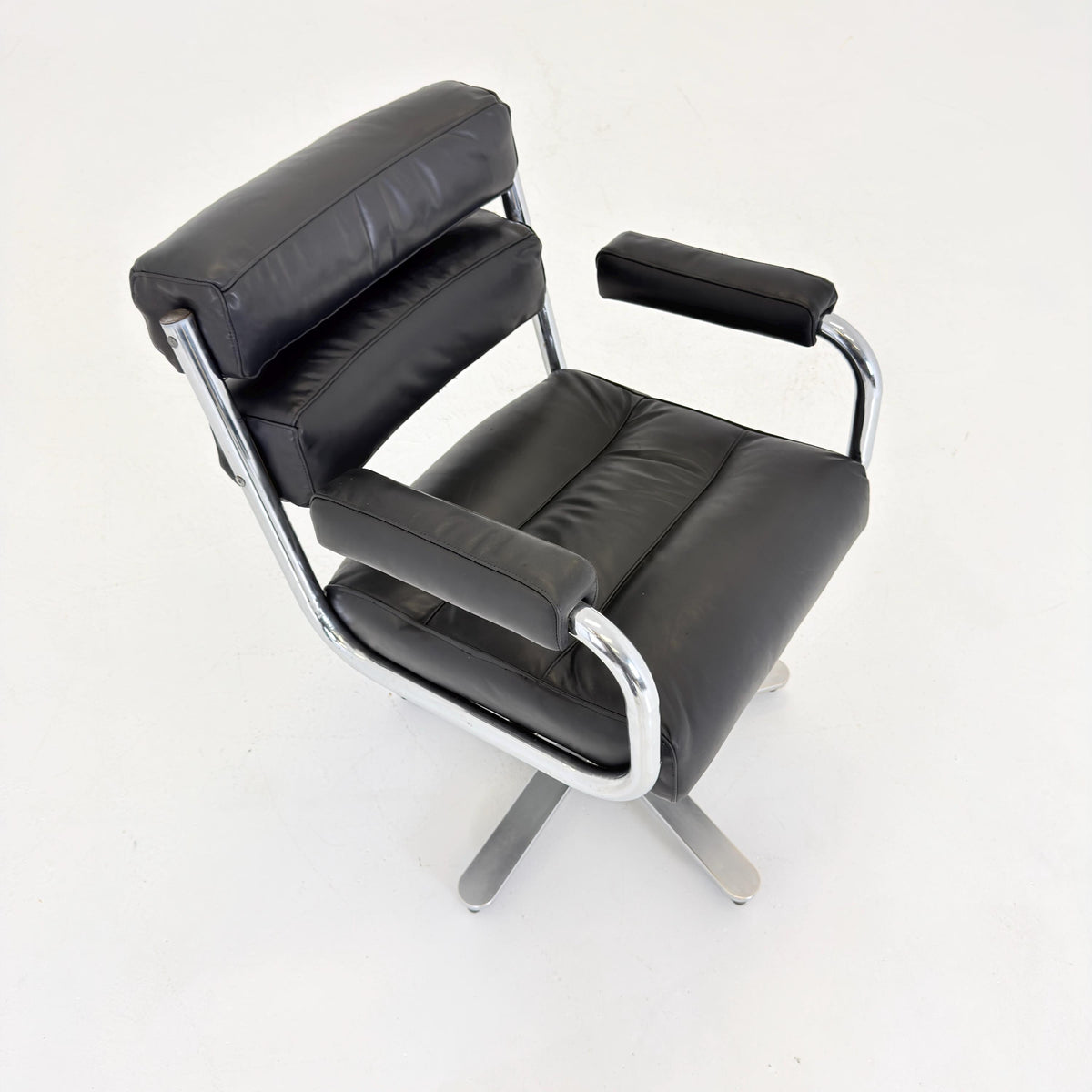Mid-Century Bauhaus Executive Swivel Armchair | black Leather | Italy 1980s