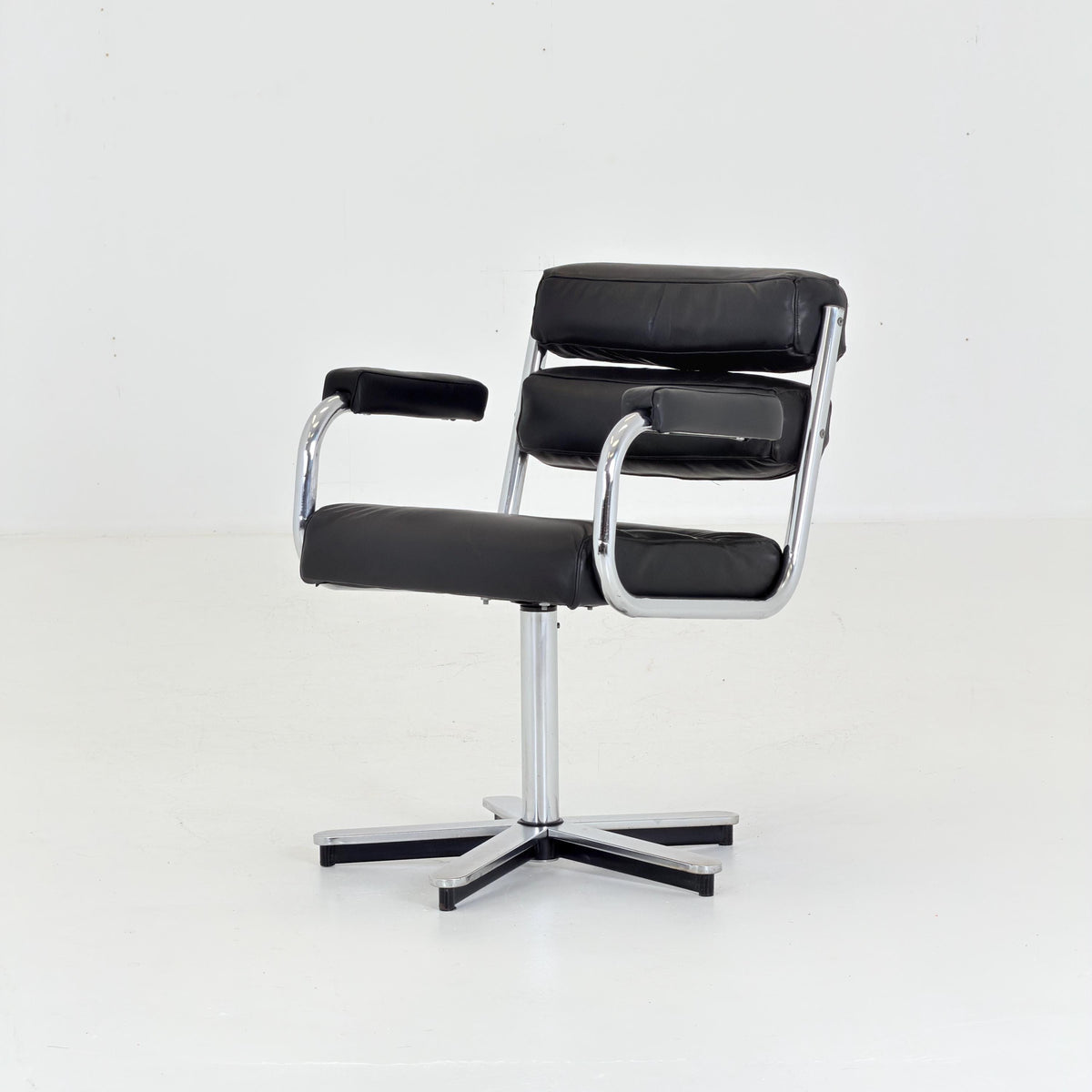 Mid-Century Bauhaus Executive Swivel Armchair | black Leather | Italy 1980s