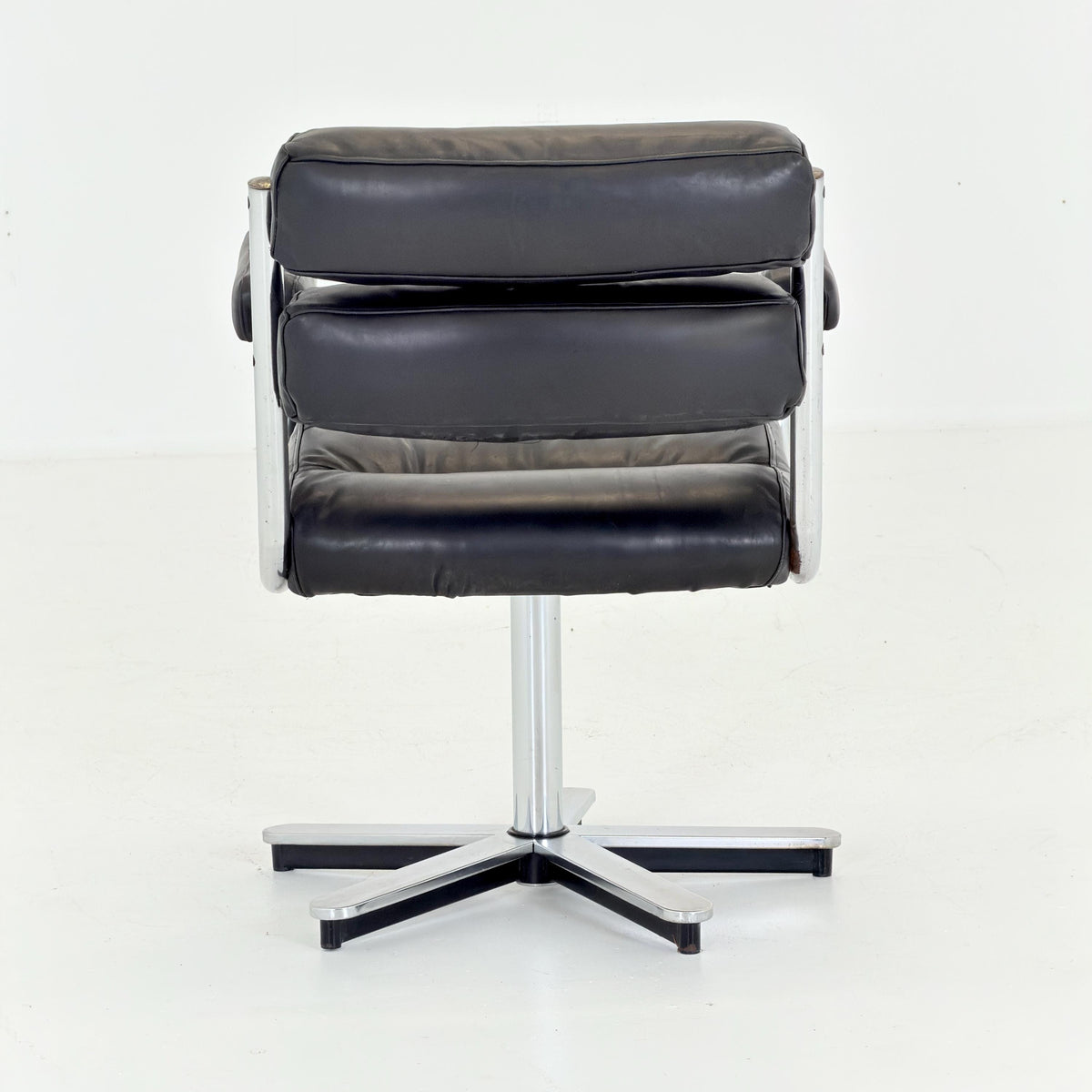 Mid-Century Bauhaus Executive Swivel Armchair | black Leather | Italy 1980s