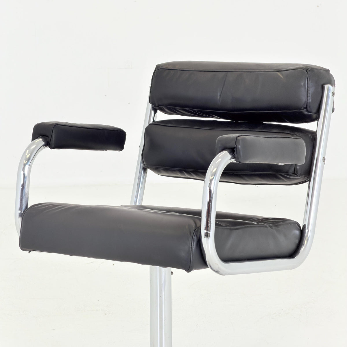 Mid-Century Bauhaus Executive Swivel Armchair | black Leather | Italy 1980s