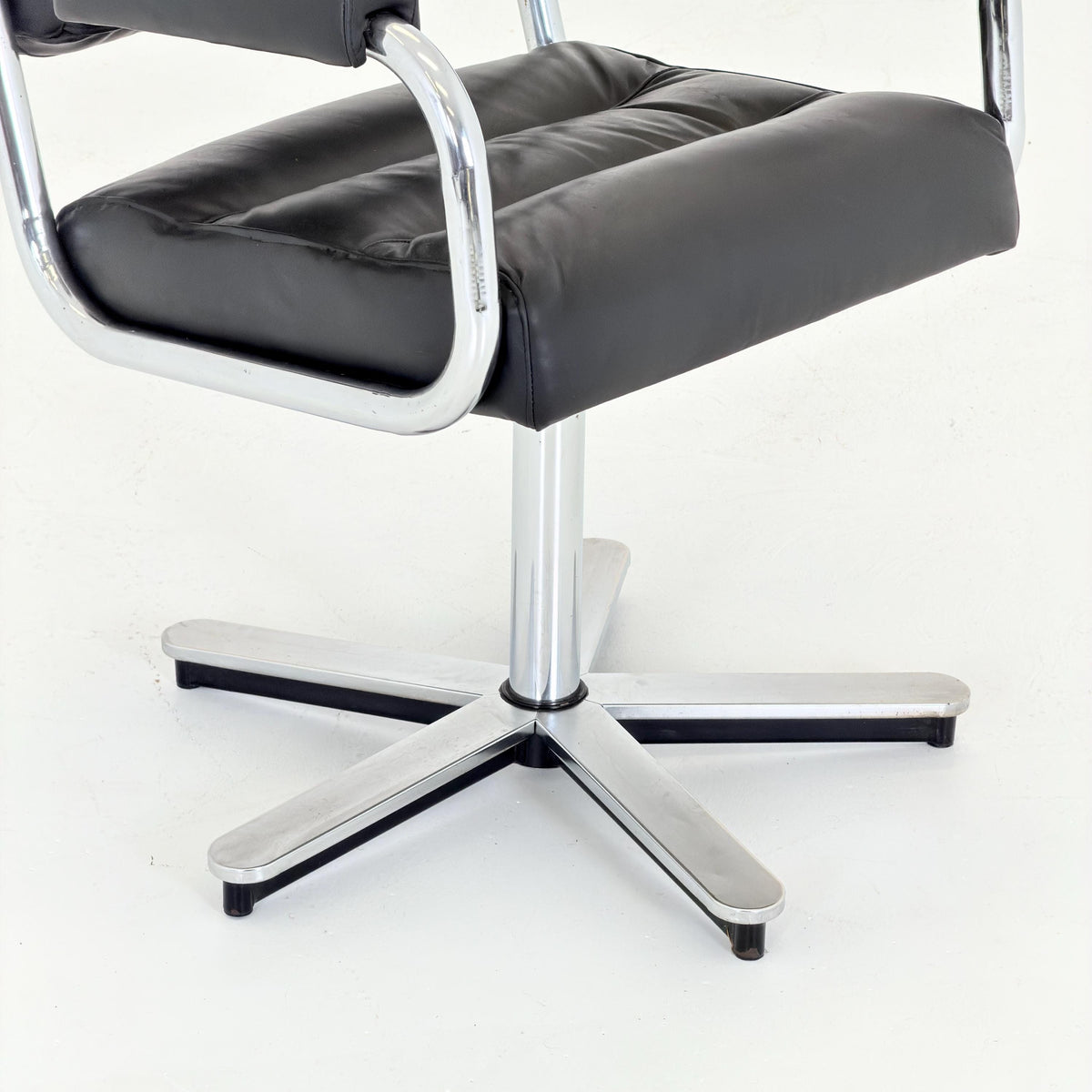 Mid-Century Bauhaus Executive Swivel Armchair | black Leather | Italy 1980s