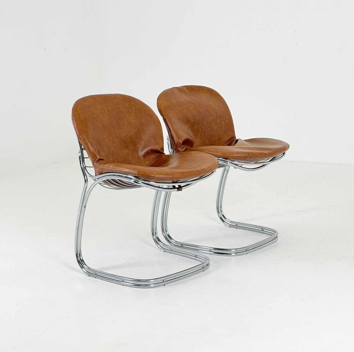 1 of 2 Mid century Bauhaus cognac leather Sabrina dining chair by Gaston’s Rinaldi for Rima Linea ,1970s Italy