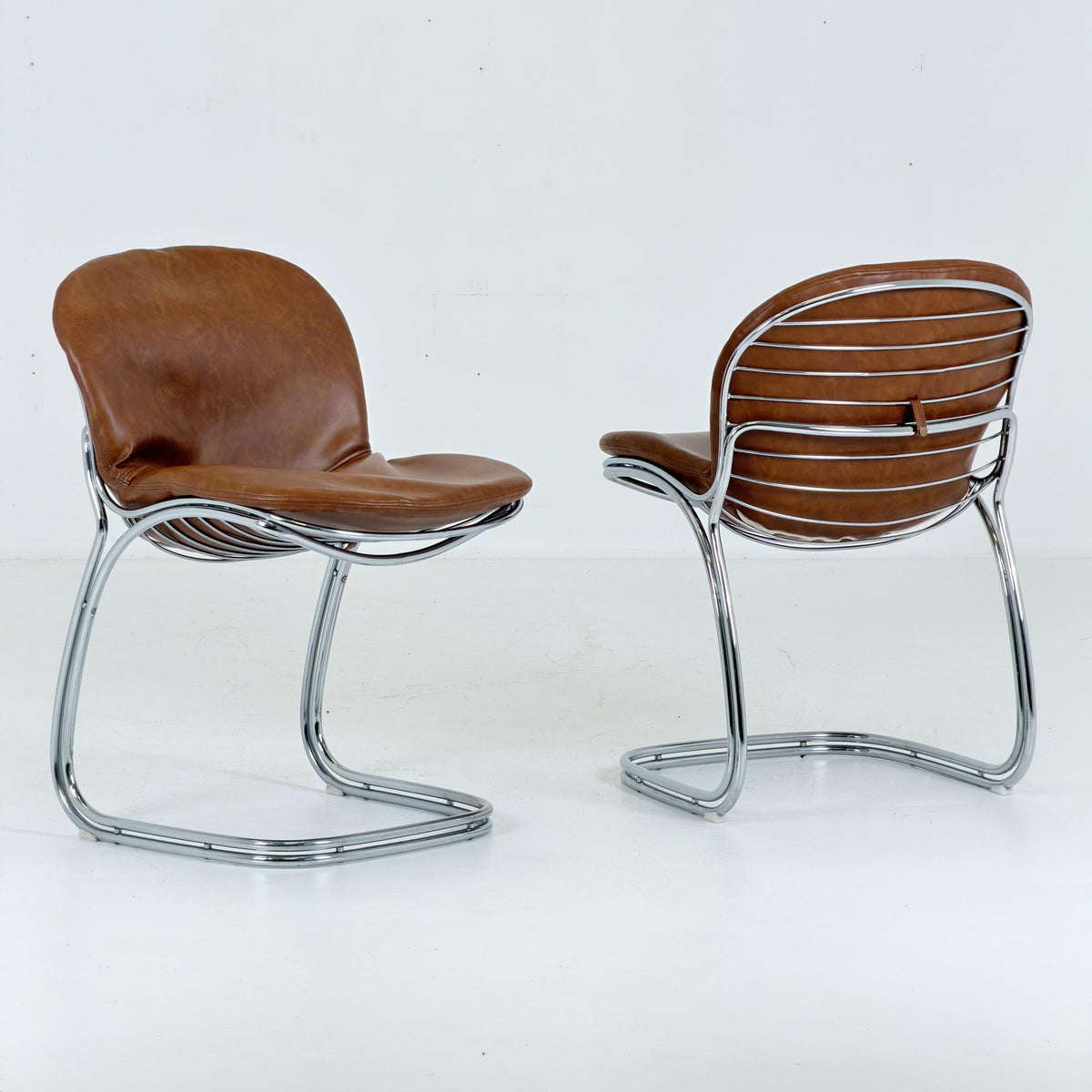 1 of 2 Mid century Bauhaus cognac leather Sabrina dining chair by Gaston’s Rinaldi for Rima Linea ,1970s Italy