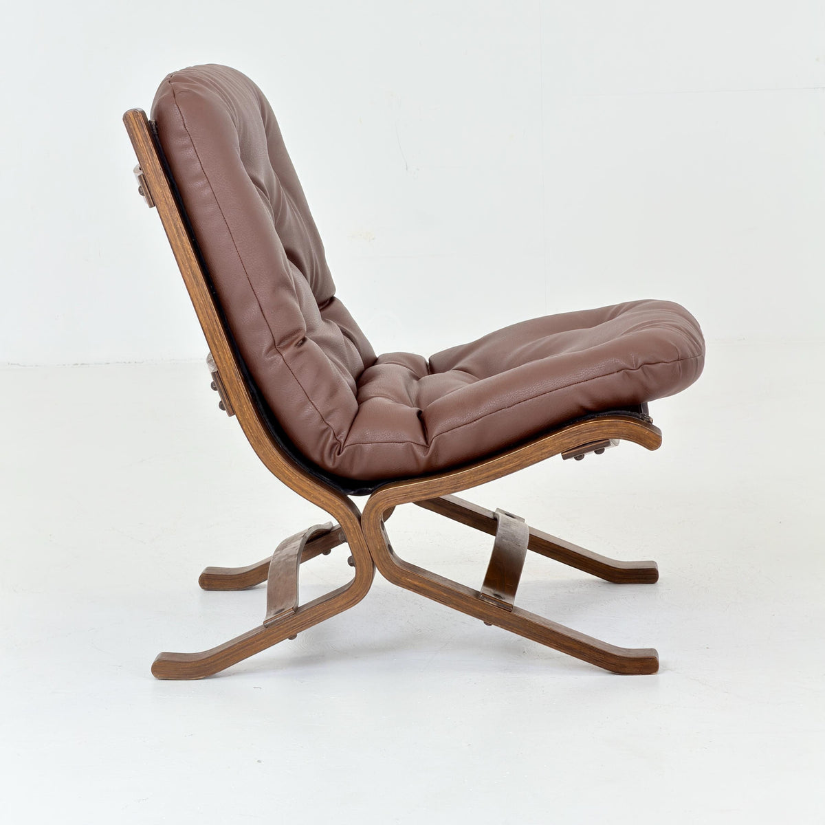 1 of 2 Mid Century Ingmar Relling Siesta Lounge Chair, Westnofa Norway, 1970s, Tufted Brown Leather & Bentwood Frame