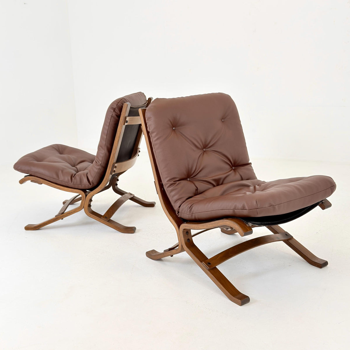 1 of 2 Mid Century Ingmar Relling Siesta Lounge Chair, Westnofa Norway, 1970s, Tufted Brown Leather & Bentwood Frame