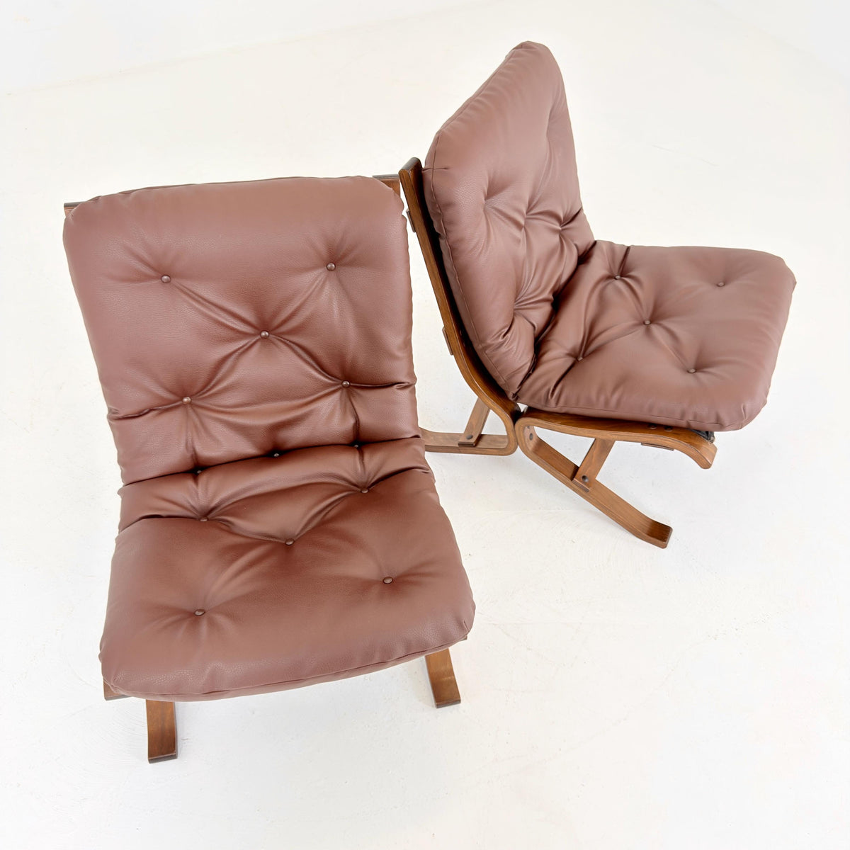 1 of 2 Mid Century Ingmar Relling Siesta Lounge Chair, Westnofa Norway, 1970s, Tufted Brown Leather & Bentwood Frame