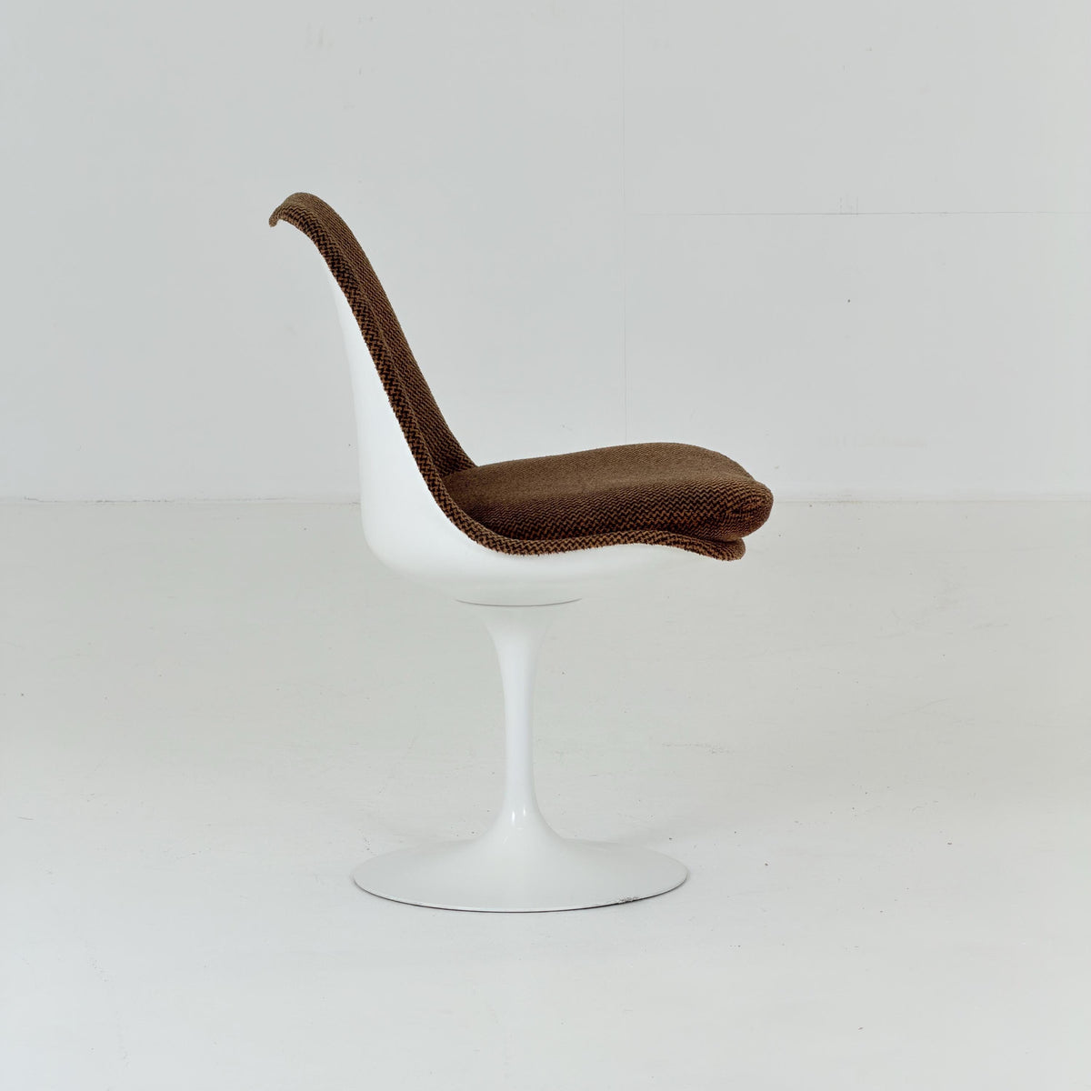 Classic Tulip dining chairs designed by Eero Saarinen for Knoll International 1970s