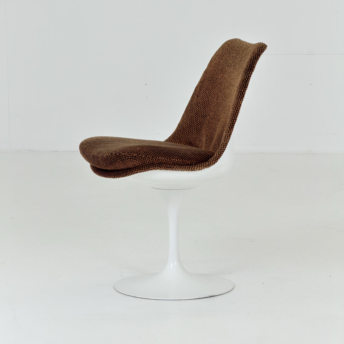Classic Tulip dining chairs designed by Eero Saarinen for Knoll International 1970s