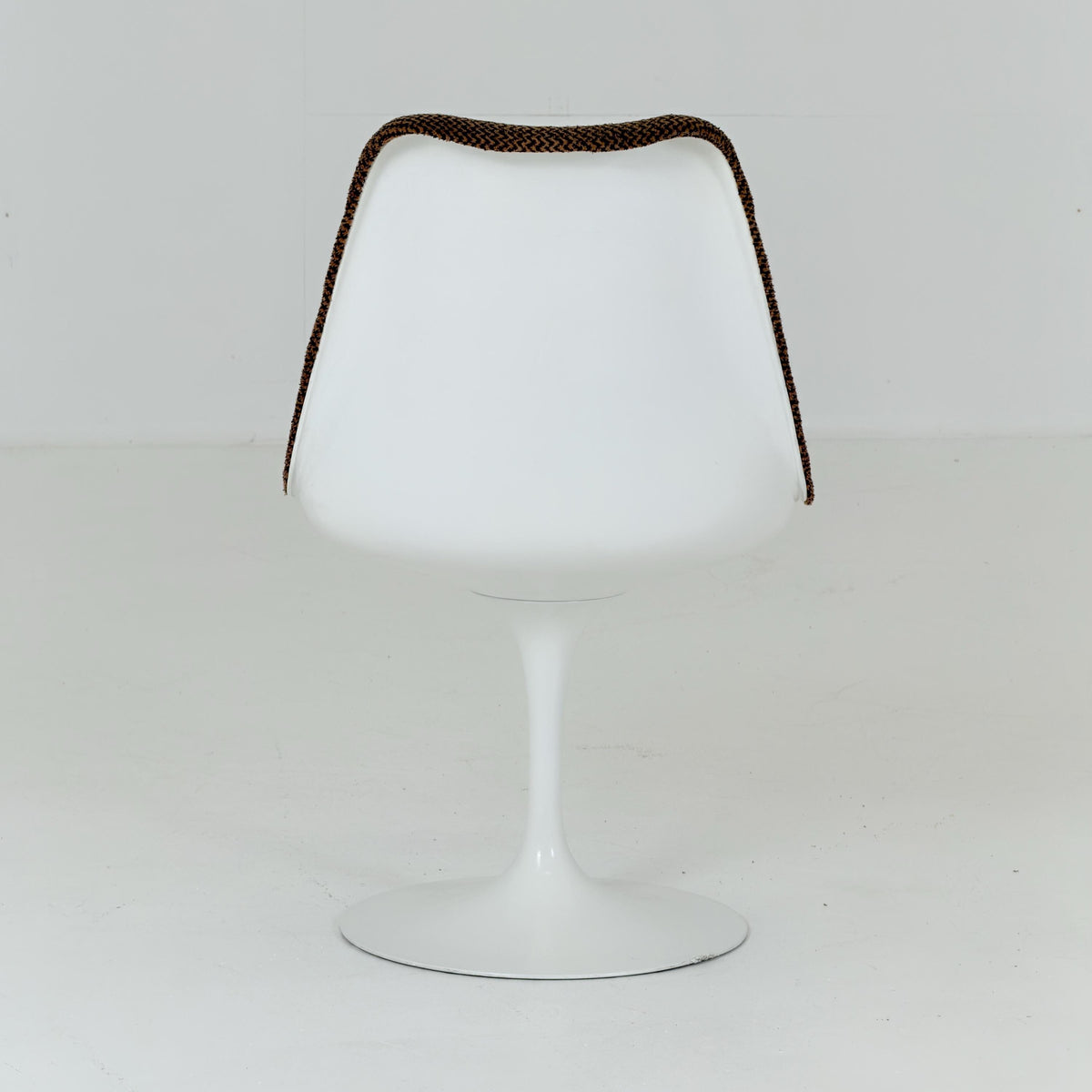 Classic Tulip dining chairs designed by Eero Saarinen for Knoll International 1970s