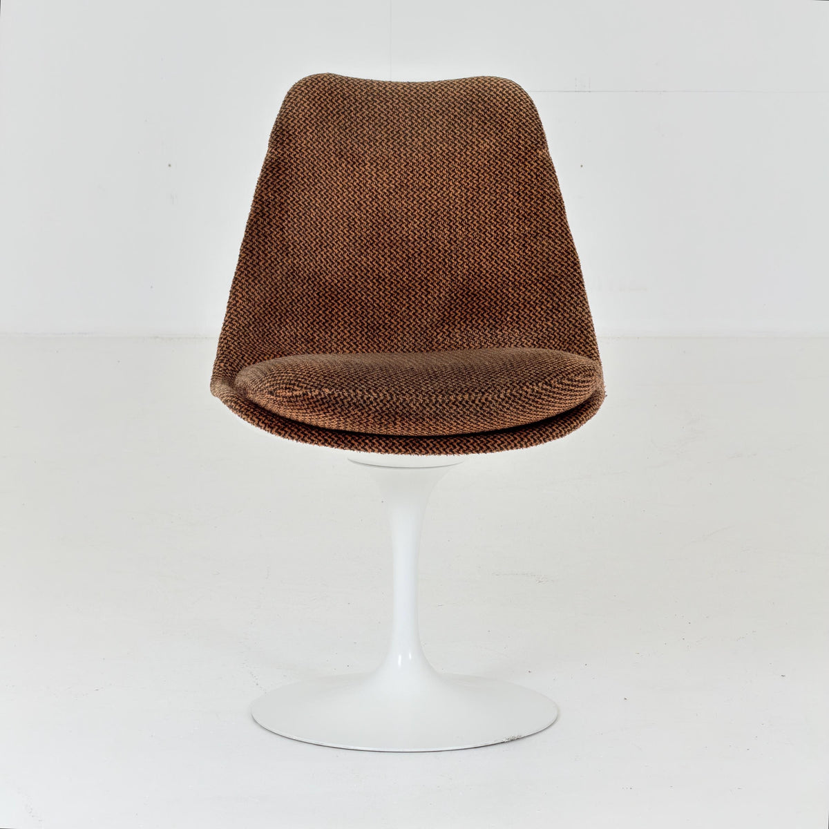 Classic Tulip dining chairs designed by Eero Saarinen for Knoll International 1970s