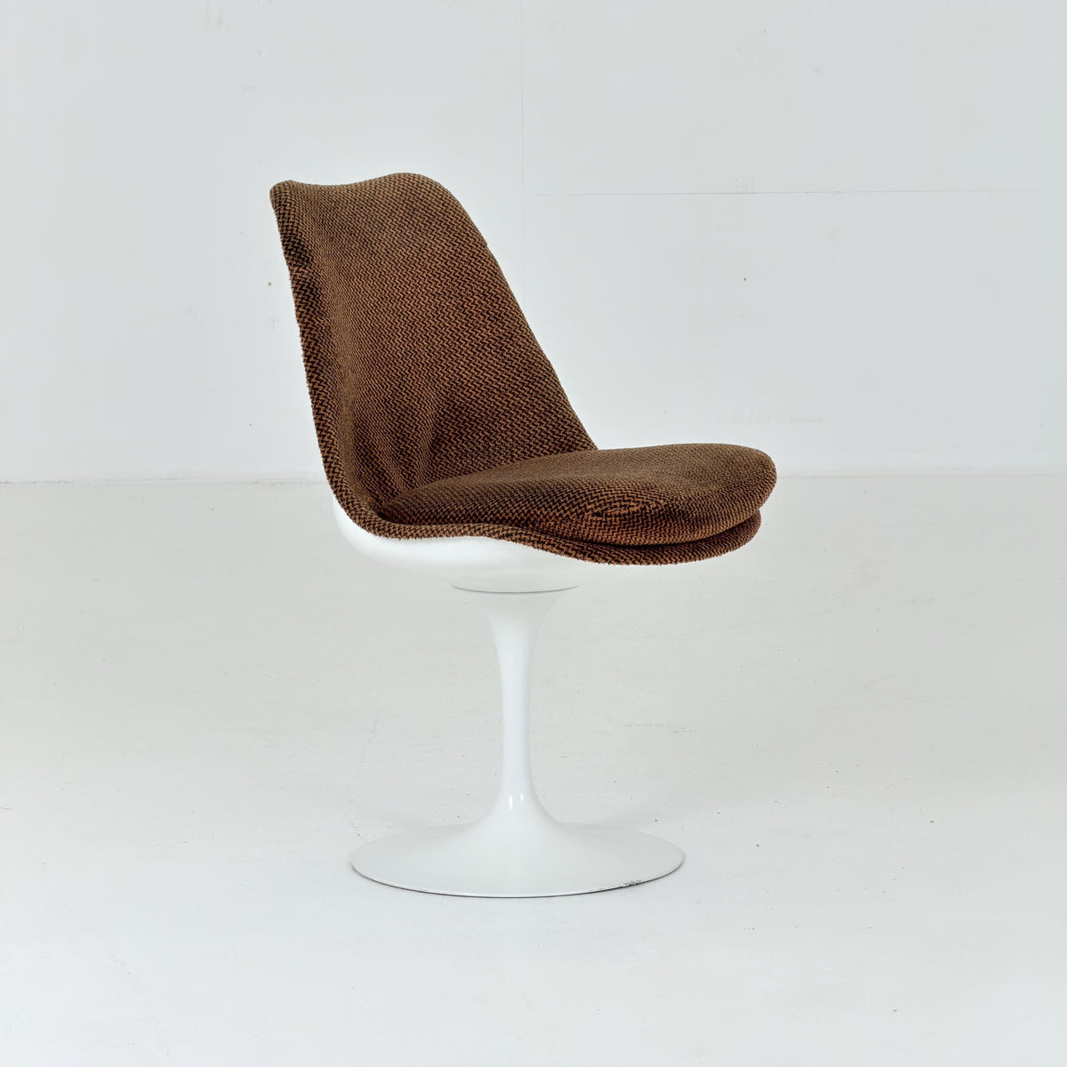 Classic Tulip dining chairs designed by Eero Saarinen for Knoll International 1970s