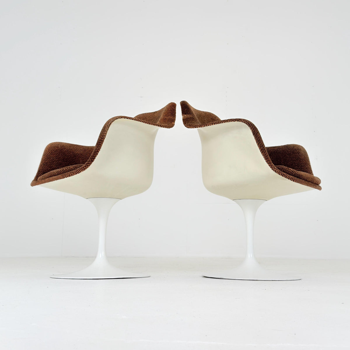 Classic Tulip dining chairs designed by Eero Saarinen for Knoll International 1970s
