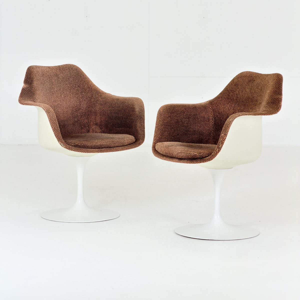 Classic Tulip dining chairs designed by Eero Saarinen for Knoll International 1970s