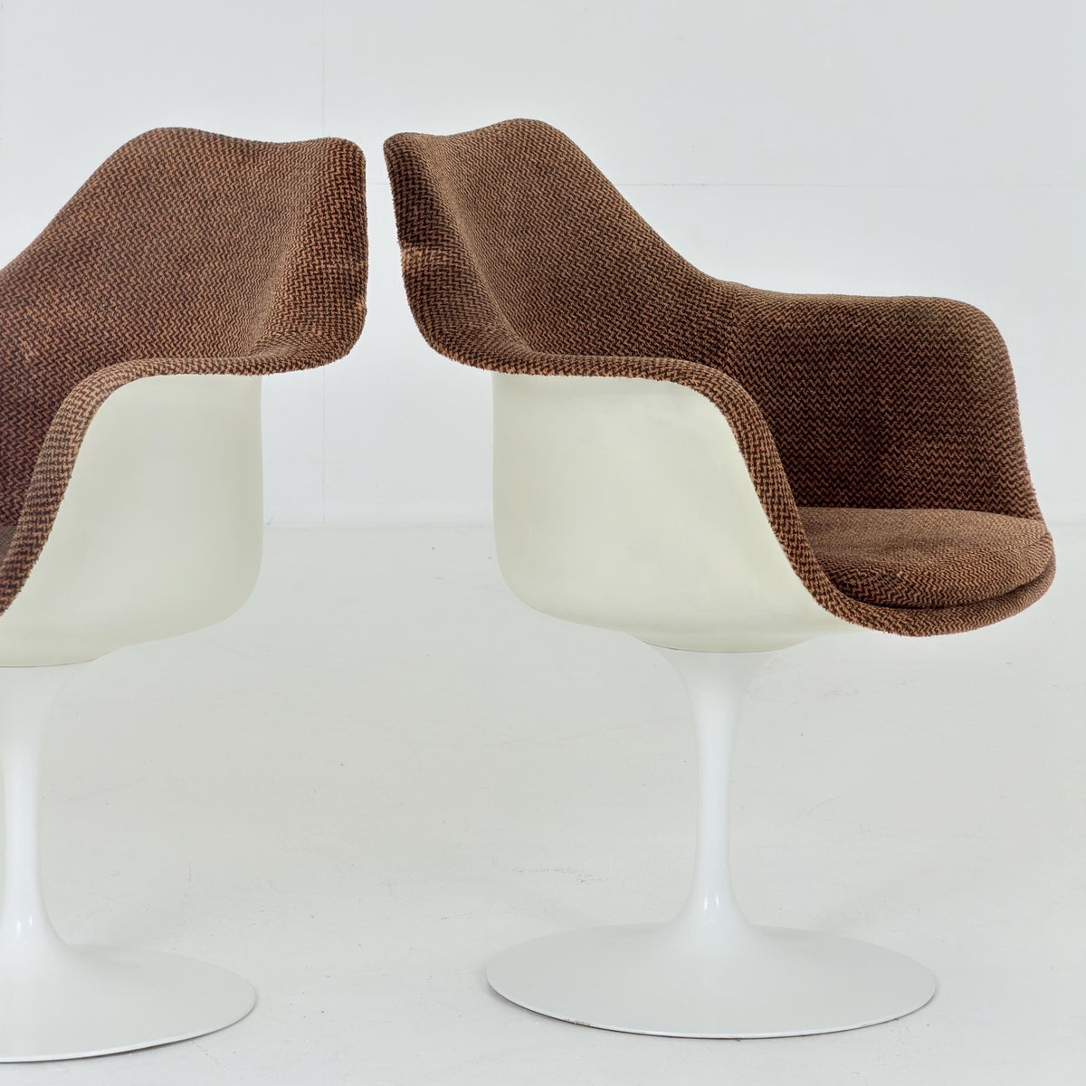 Classic Tulip dining chairs designed by Eero Saarinen for Knoll International 1970s