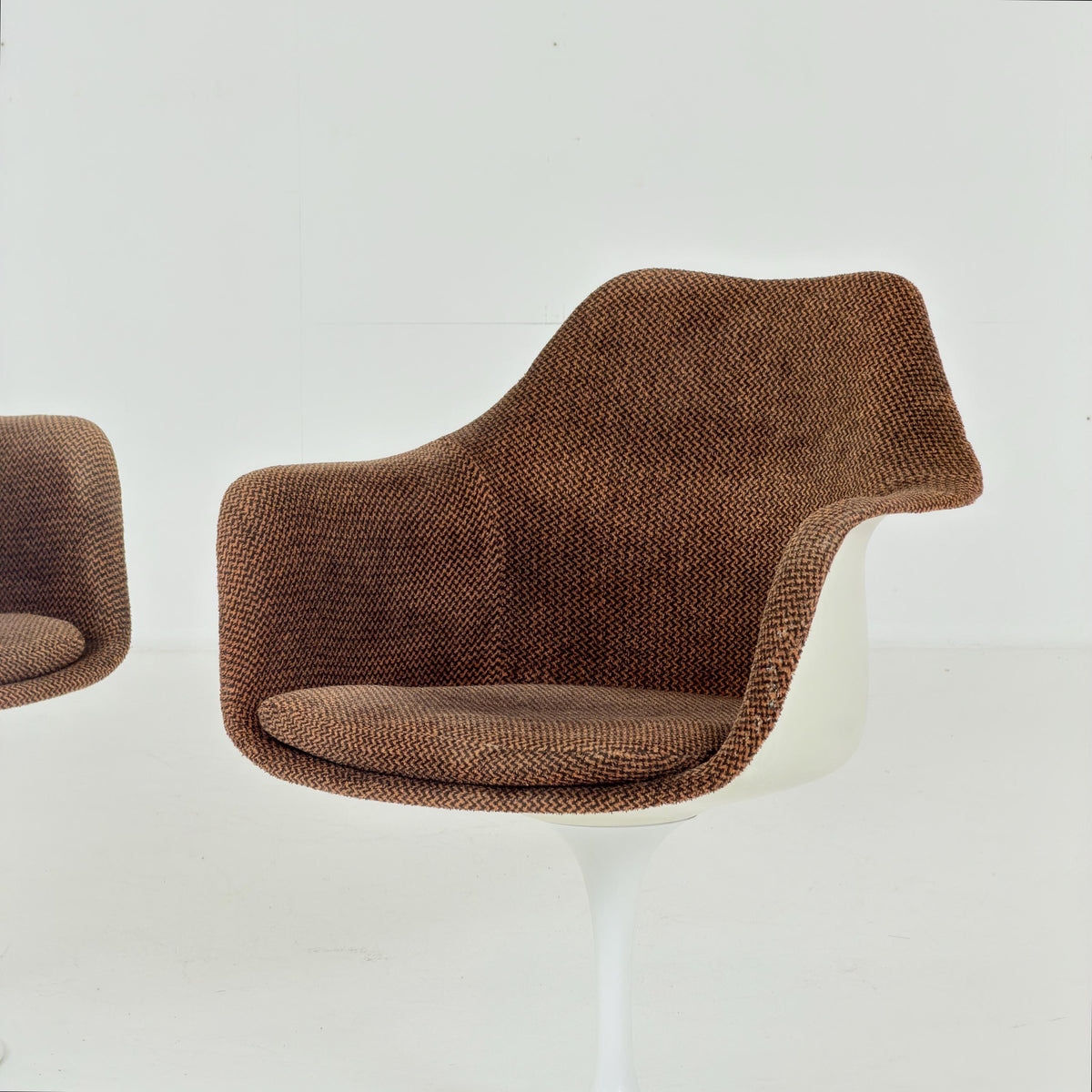 Classic Tulip dining chairs designed by Eero Saarinen for Knoll International 1970s
