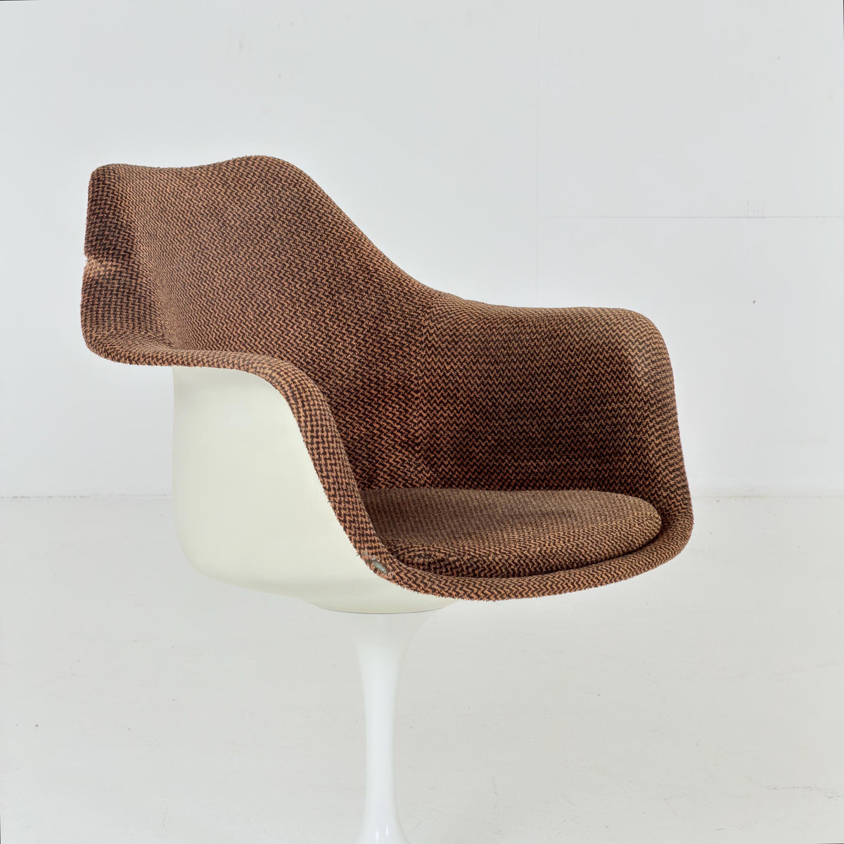 Classic Tulip dining chairs designed by Eero Saarinen for Knoll International 1970s
