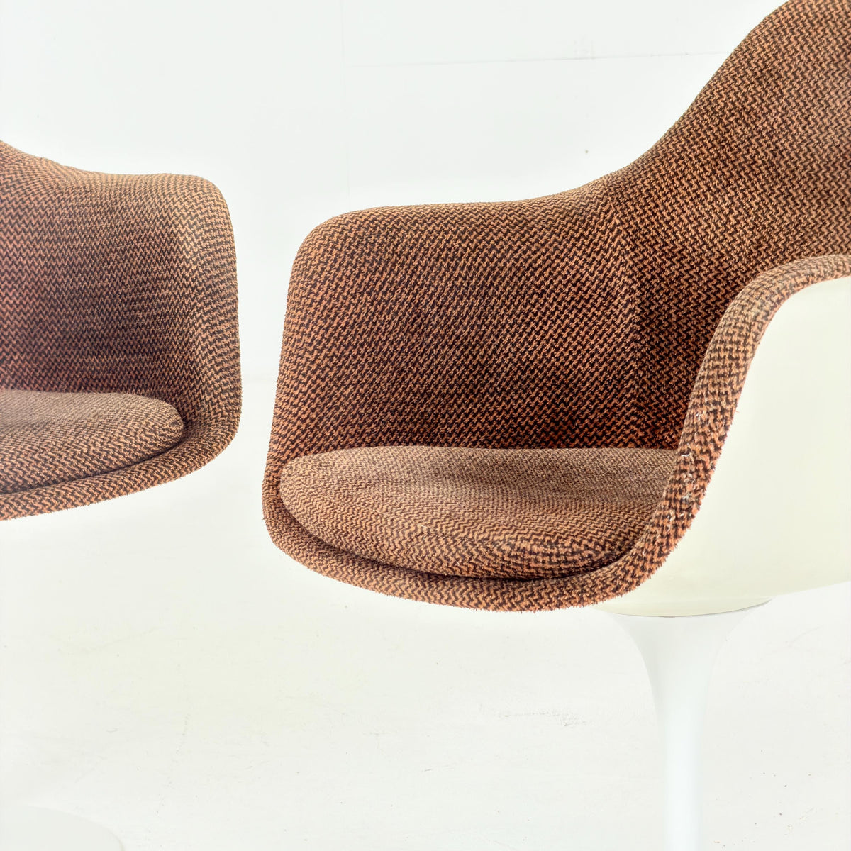 Classic Tulip dining chairs designed by Eero Saarinen for Knoll International 1970s