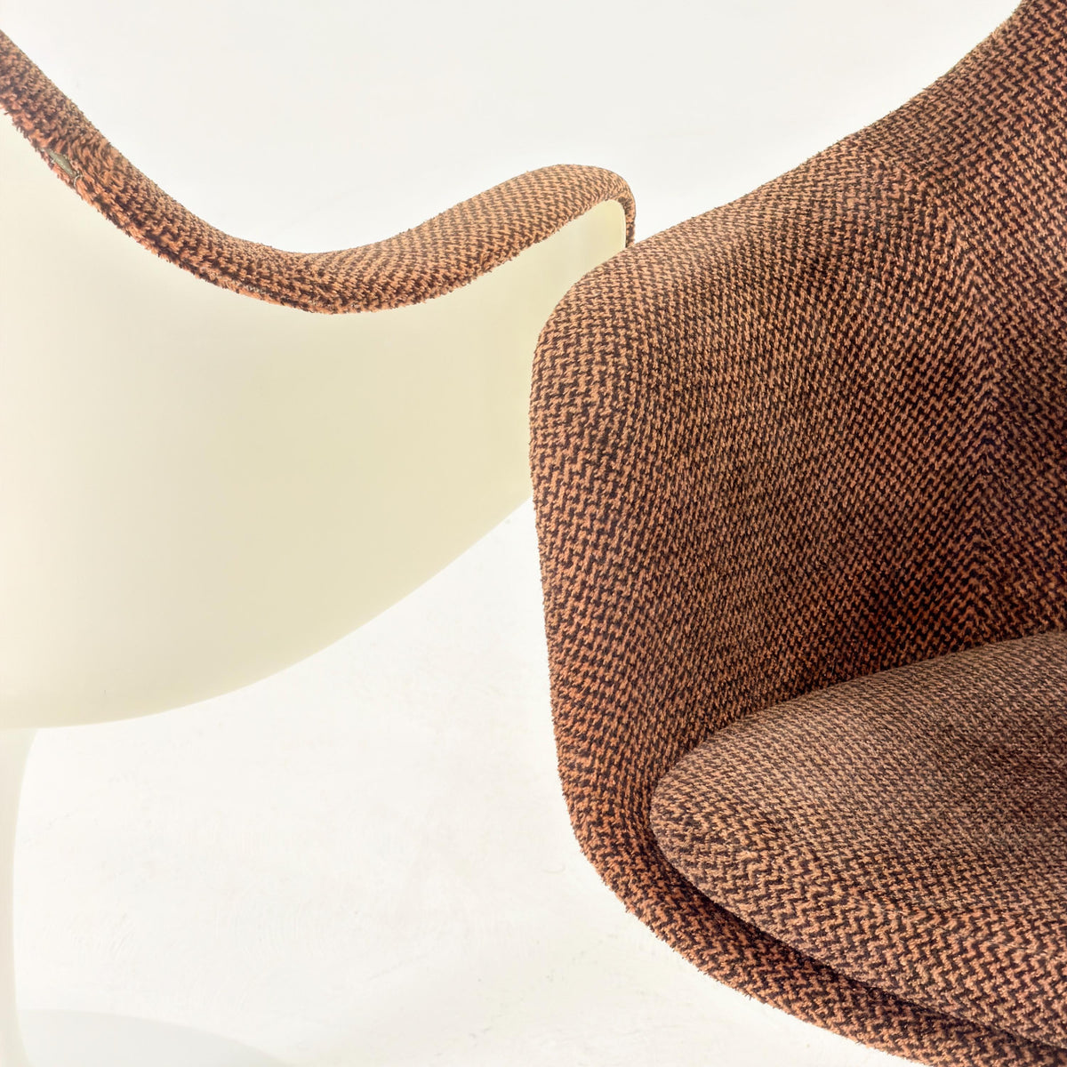 Classic Tulip dining chairs designed by Eero Saarinen for Knoll International 1970s