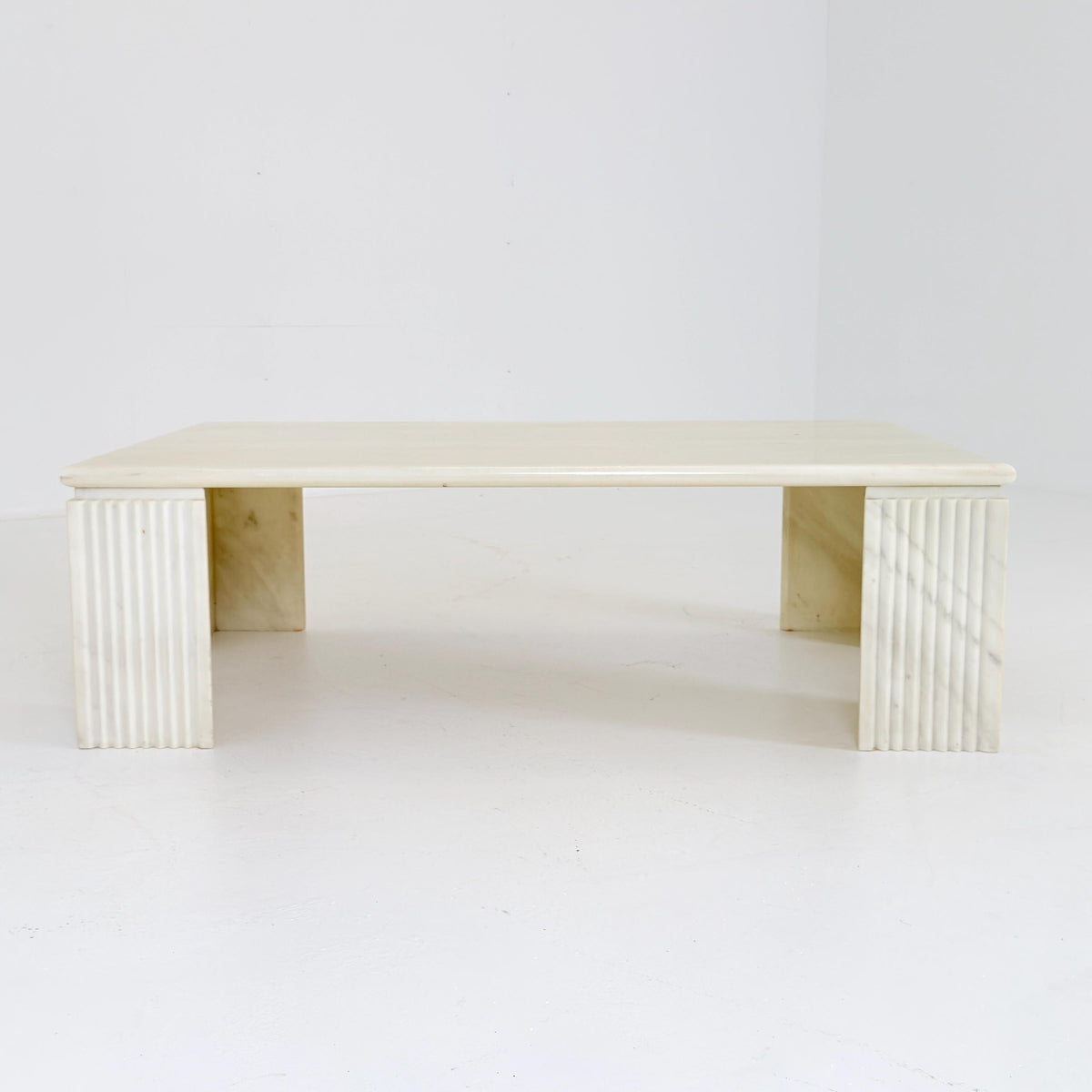 Mid century Modern White Marble Coffee Table Attributed to Carlo Scarpa, 1970s Italy, Sculptural Design