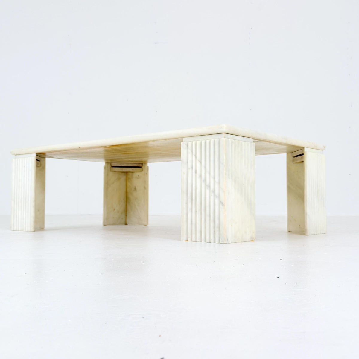 Mid century Modern White Marble Coffee Table Attributed to Carlo Scarpa, 1970s Italy, Sculptural Design