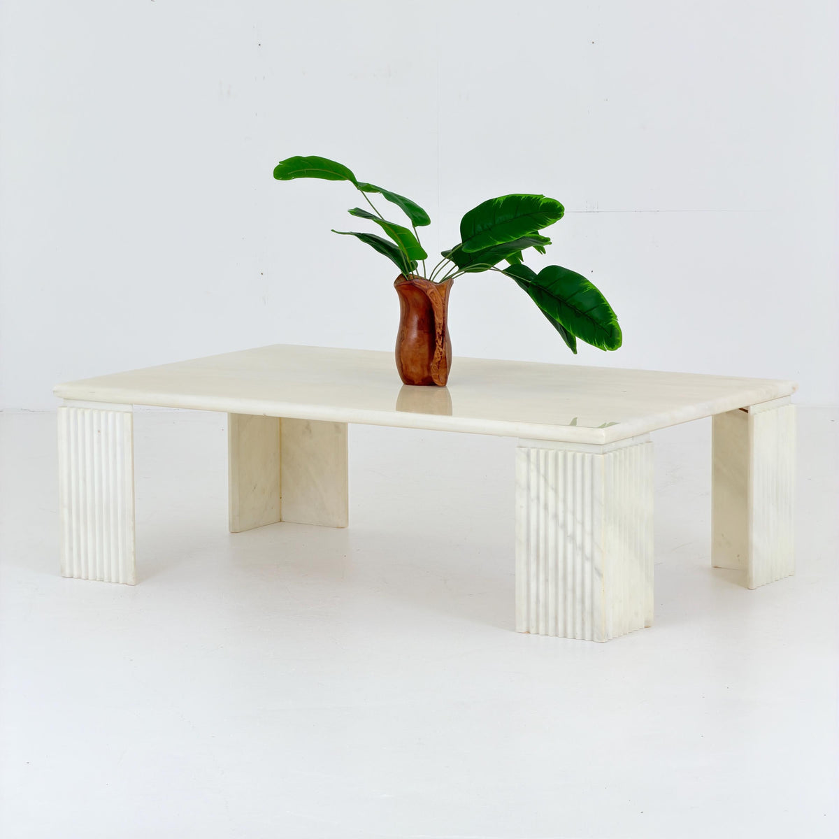 Mid century Modern White Marble Coffee Table Attributed to Carlo Scarpa, 1970s Italy, Sculptural Design