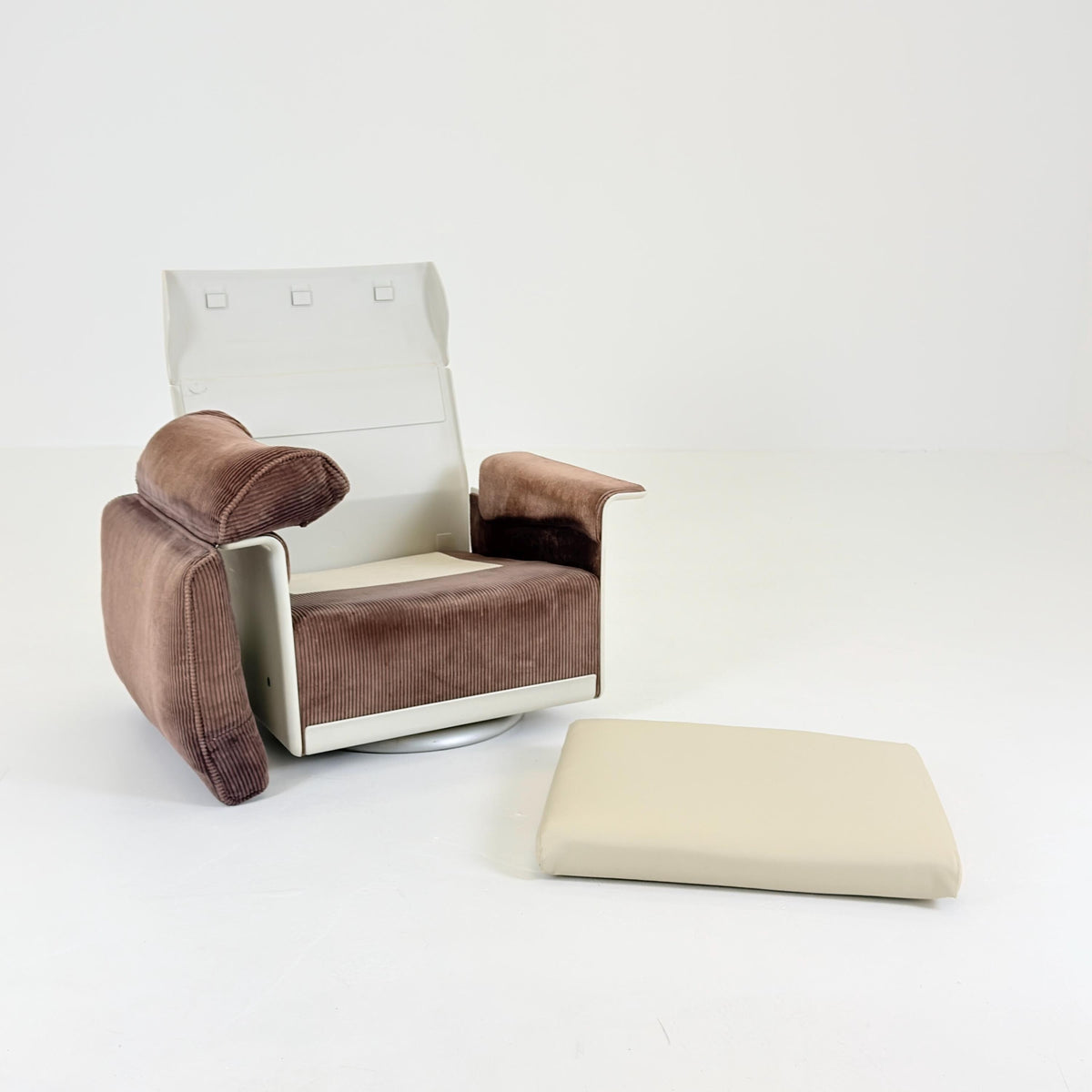 Rare Mid century Dieter Rams 620 Lounge Chair RZ62 – Brown Corduroy, White Shell & Swivel Base, Germany, 1970s