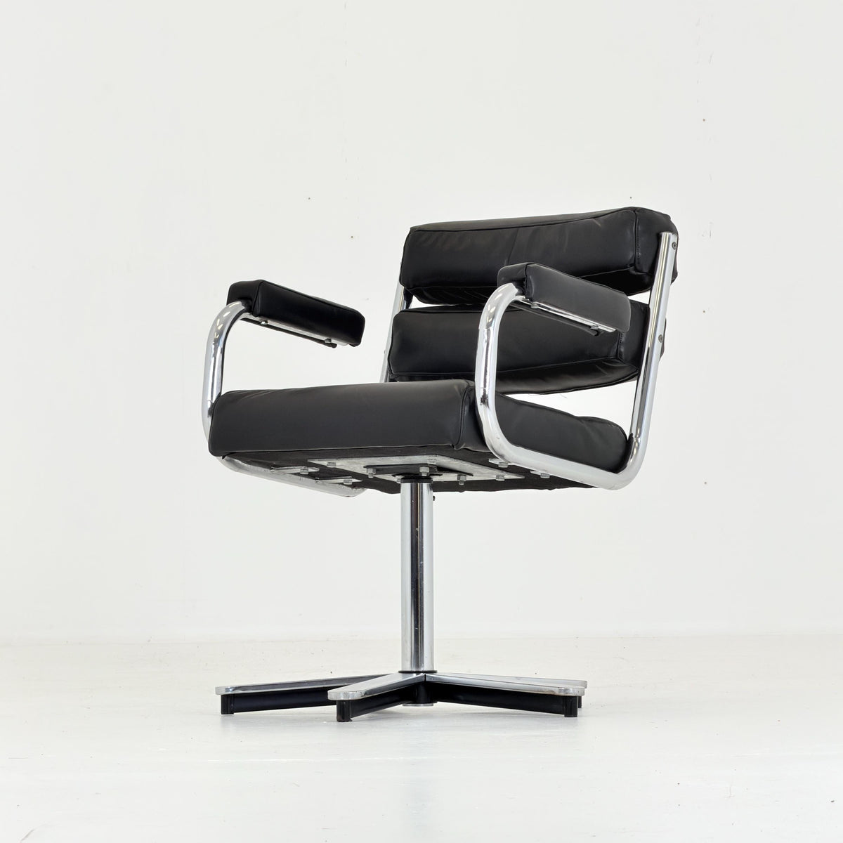 Mid-Century Bauhaus Executive Swivel Armchair | black Leather | Italy 1980s